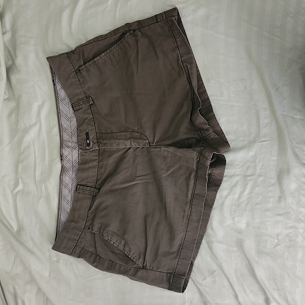 Uniqlo Women's size 28" Olive green cotton shorts